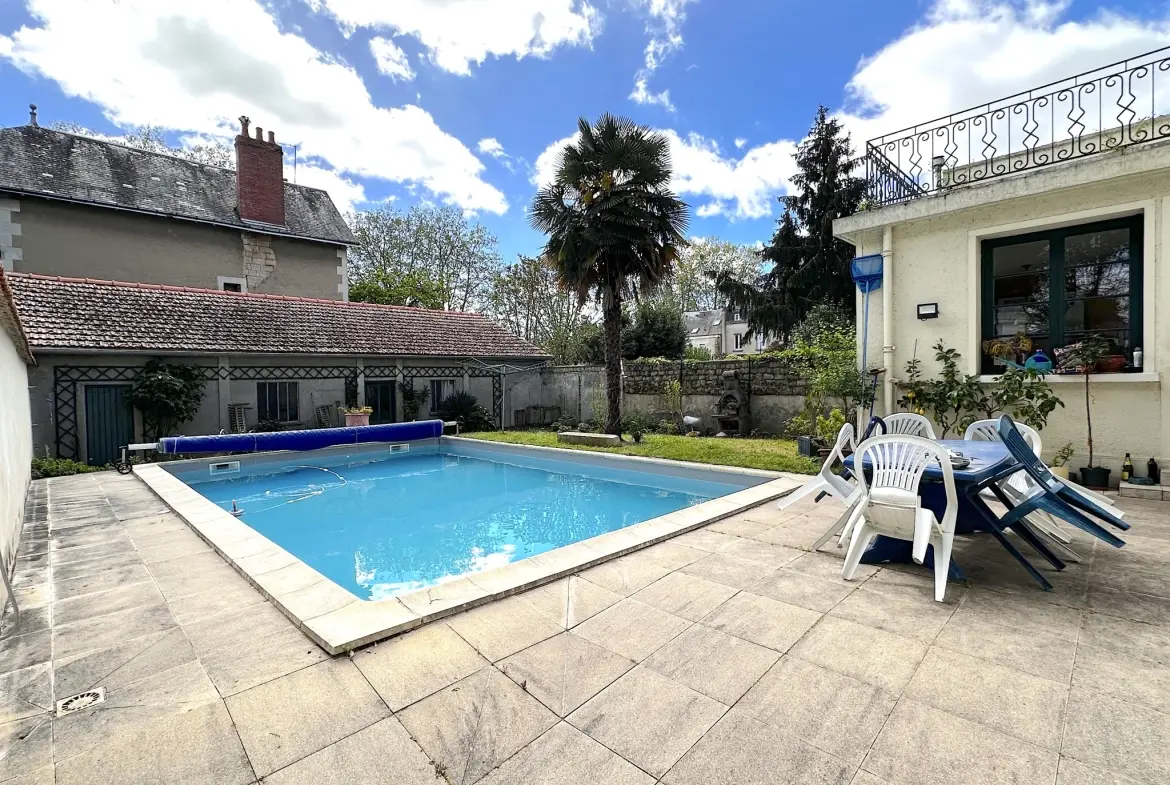 Superbe maison de ville avec piscine à Châtellerault, 8 chambres, grande terrasse et jardin 