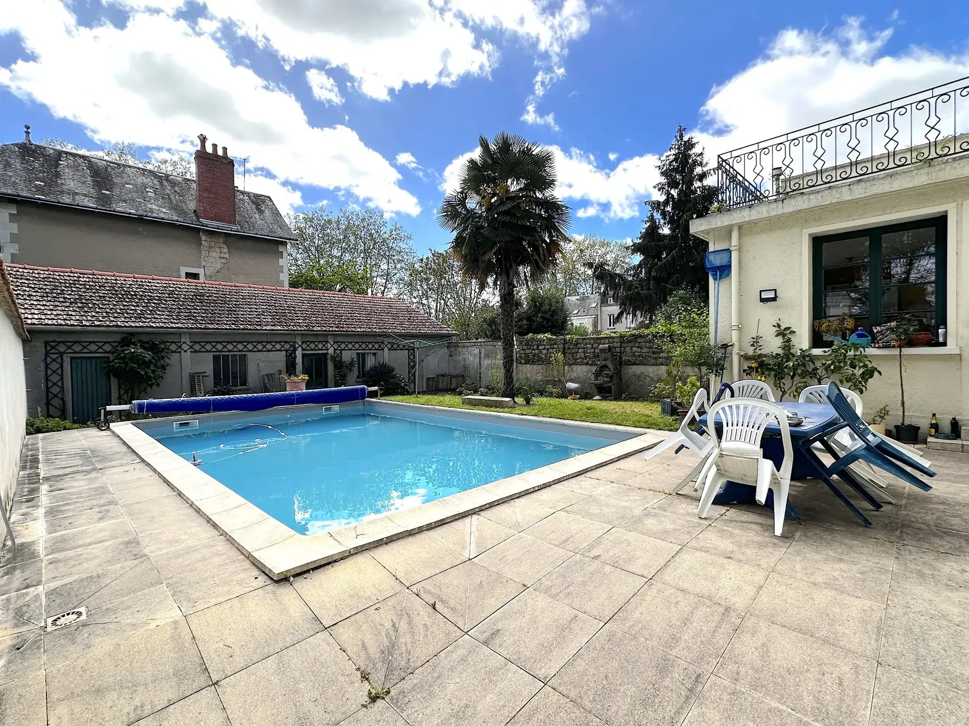 Superbe maison de ville avec piscine à Châtellerault, 8 chambres, grande terrasse et jardin 