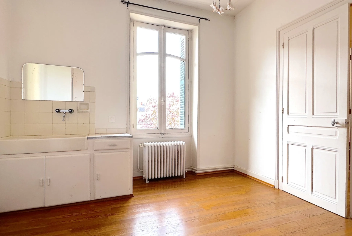 Superbe maison de ville avec piscine à Châtellerault, 8 chambres, grande terrasse et jardin 