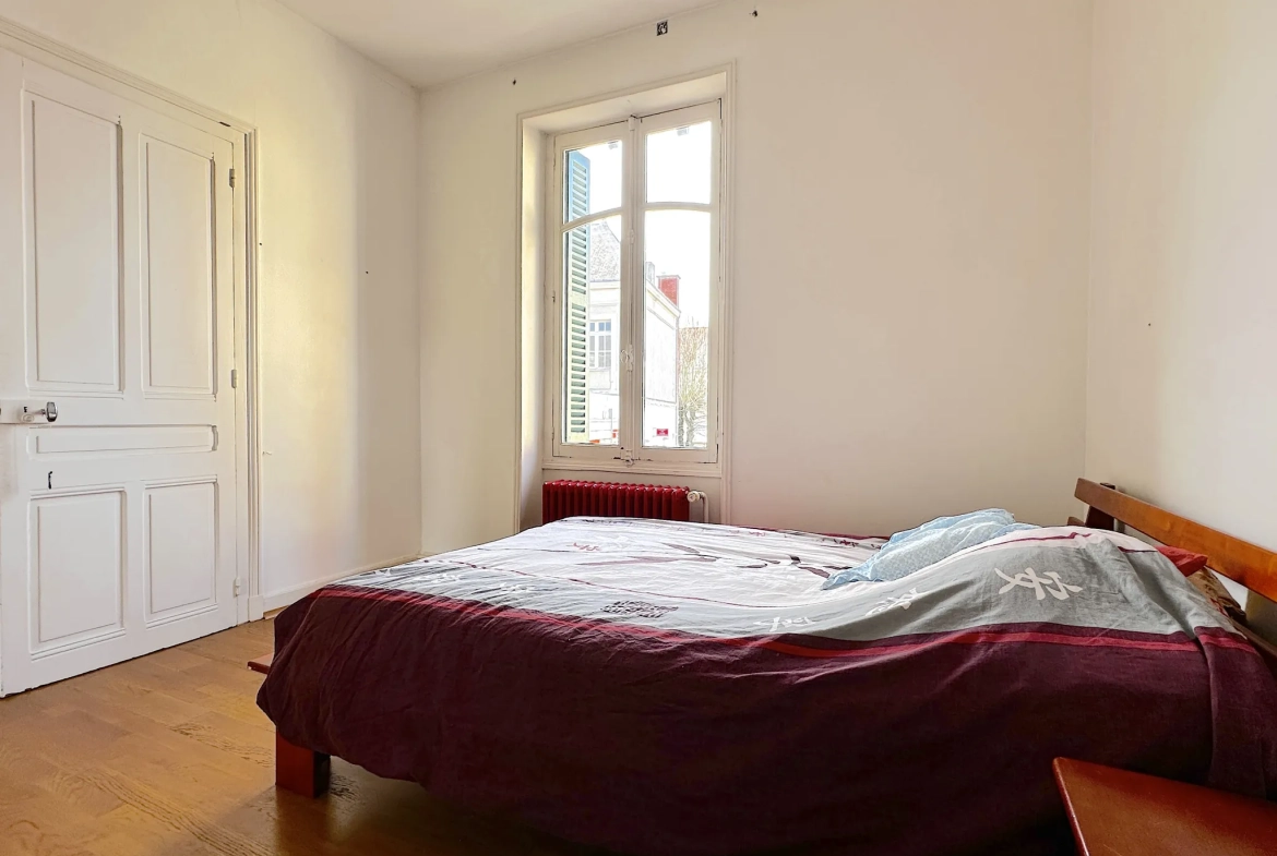 Superbe maison de ville avec piscine à Châtellerault, 8 chambres, grande terrasse et jardin 