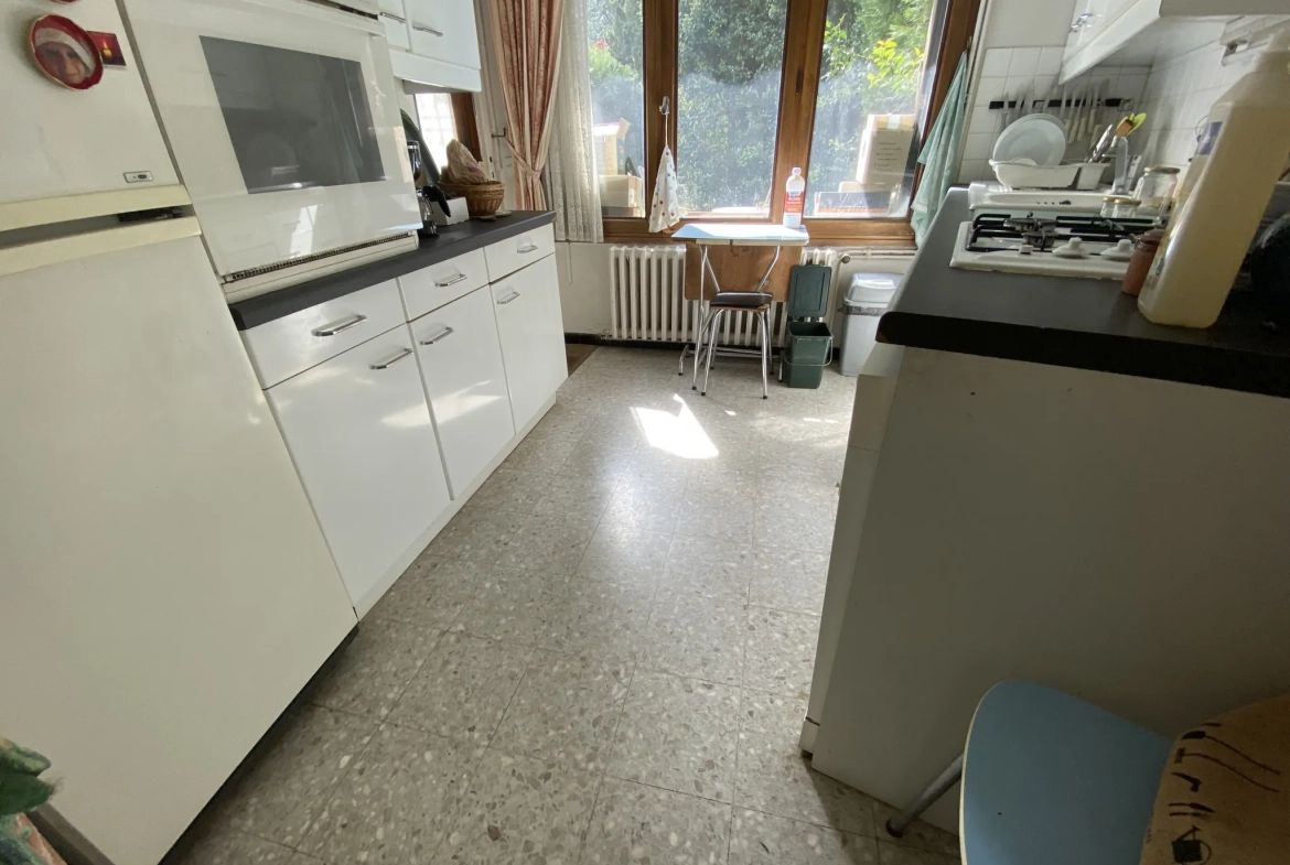 Maison à rénover proche du rempart d'Avignon avec grand jardin et grange 