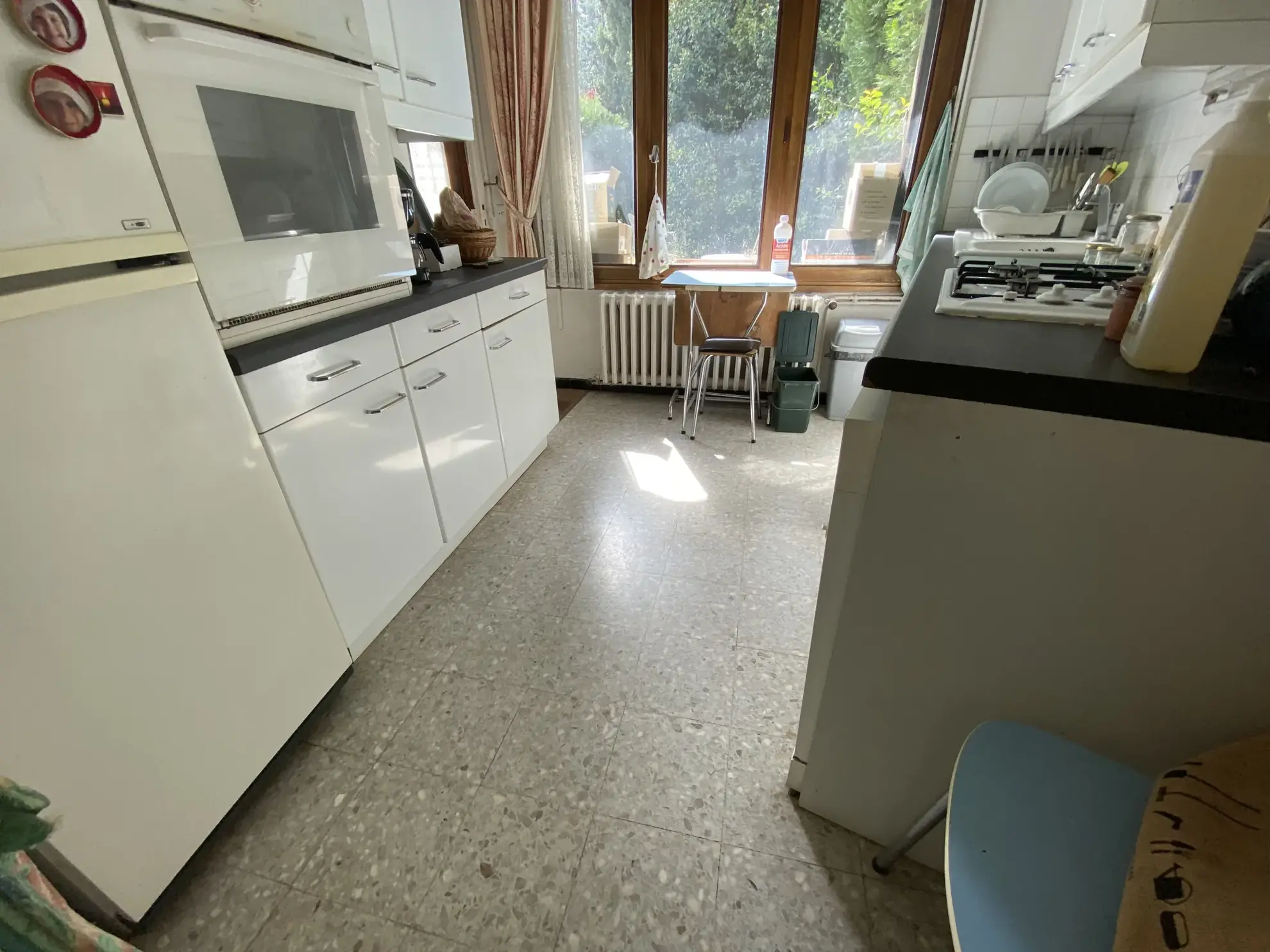 Maison à rénover proche du rempart d'Avignon avec grand jardin et grange 