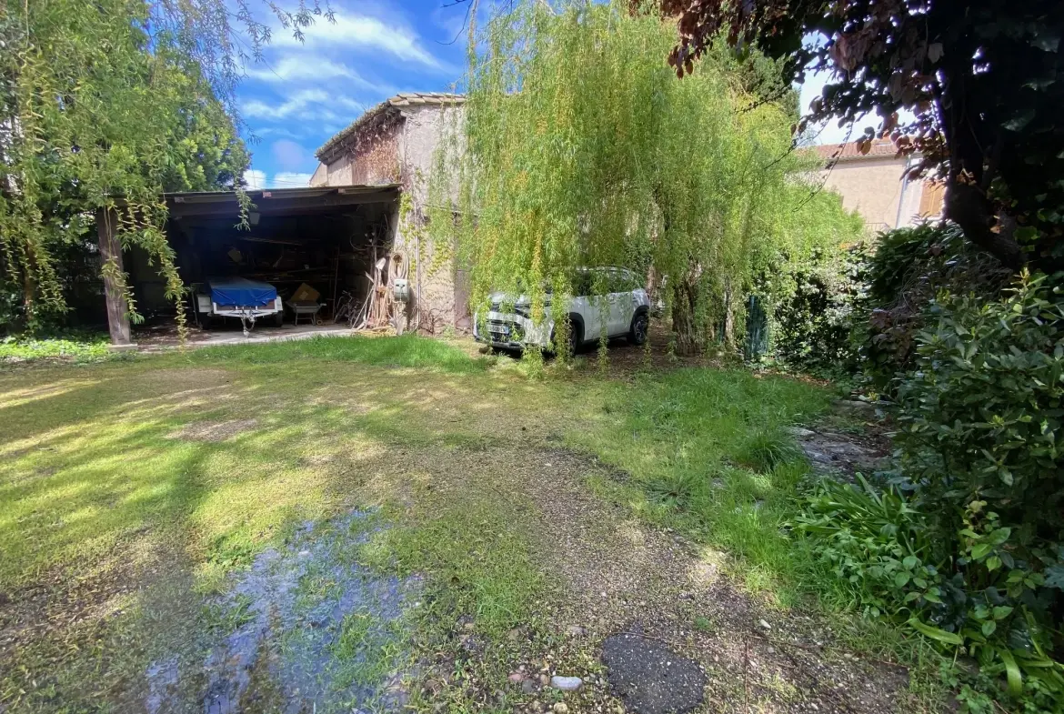 Maison à rénover proche du rempart d'Avignon avec grand jardin et grange 