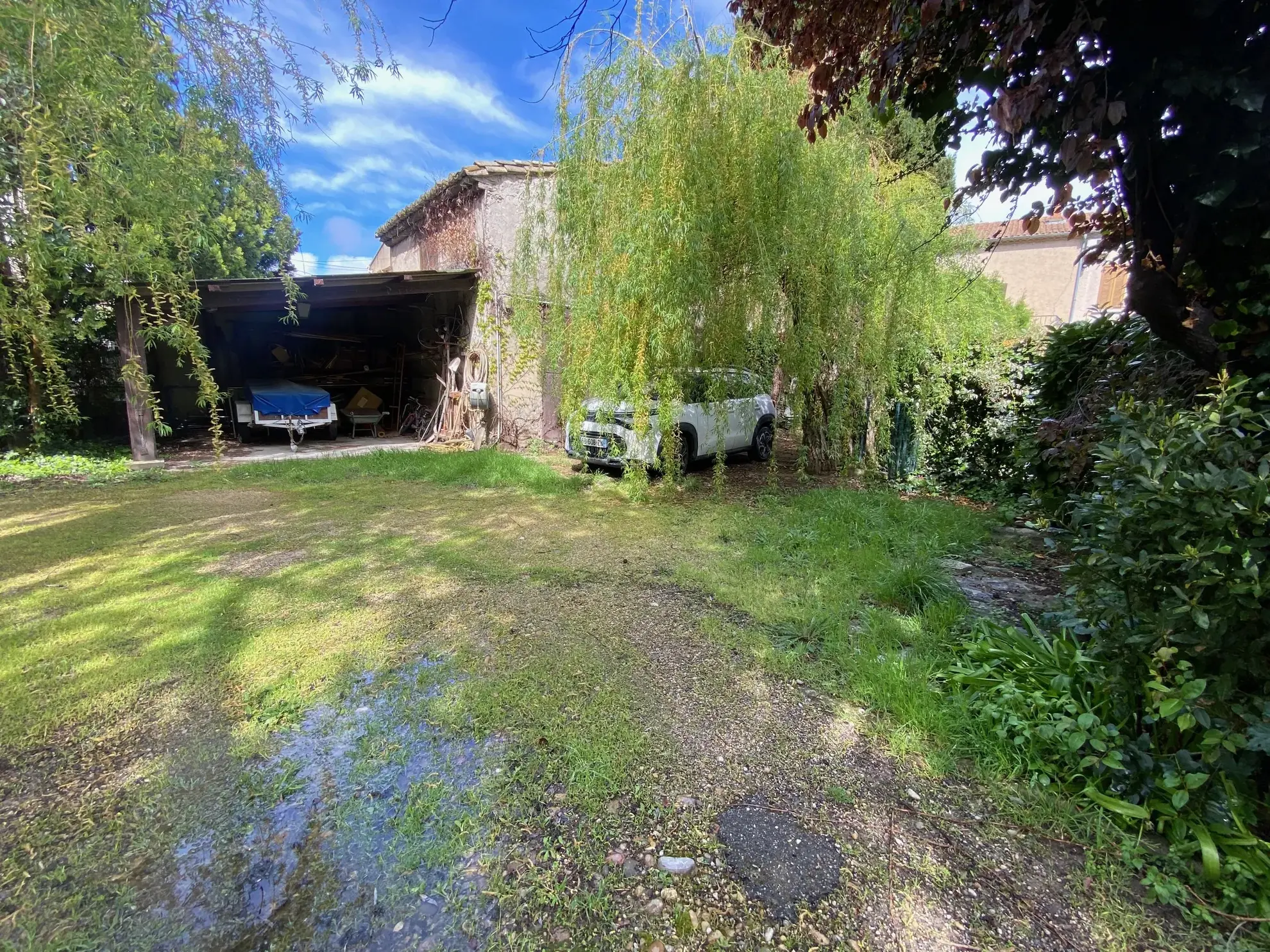 Maison à rénover proche du rempart d'Avignon avec grand jardin et grange 