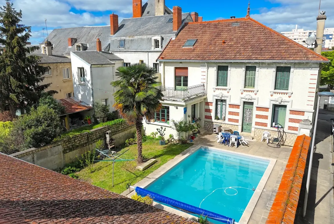 Superbe maison de ville avec piscine à Châtellerault, 8 chambres, grande terrasse et jardin 