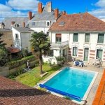 Superbe maison de ville avec piscine à Châtellerault, 8 chambres, grande terrasse et jardin