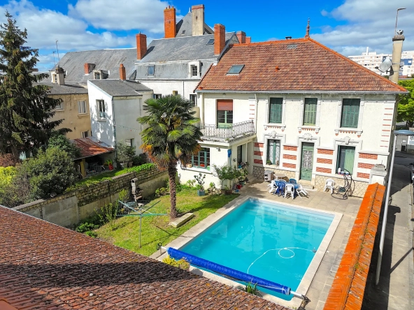 Superbe maison de ville avec piscine à Châtellerault, 8 chambres, grande terrasse et jardin