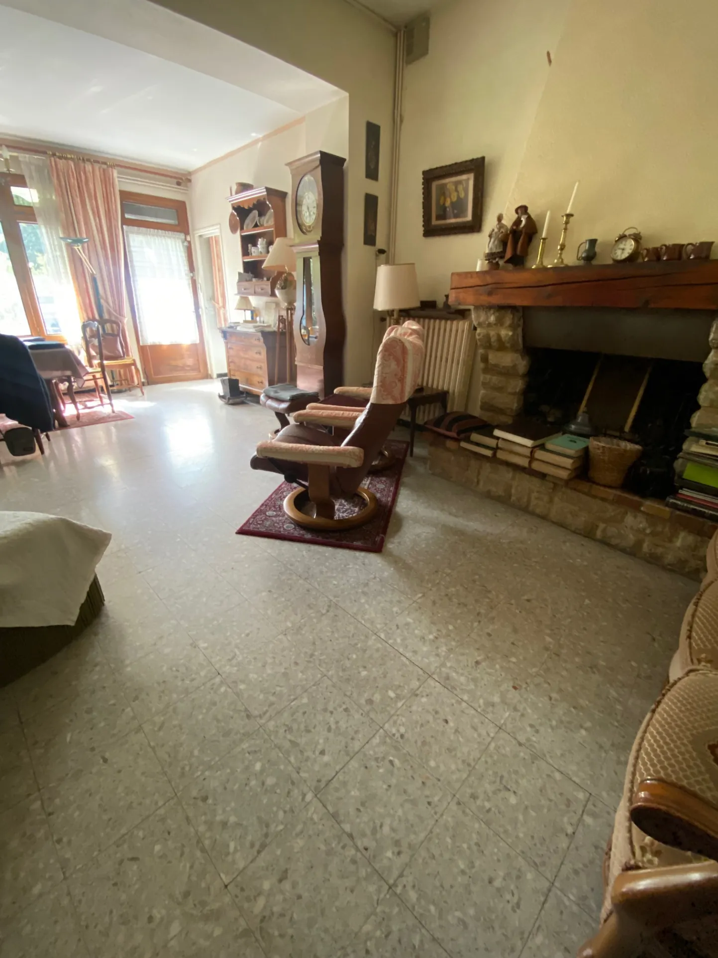 Maison à rénover proche du rempart d'Avignon avec grand jardin et grange 