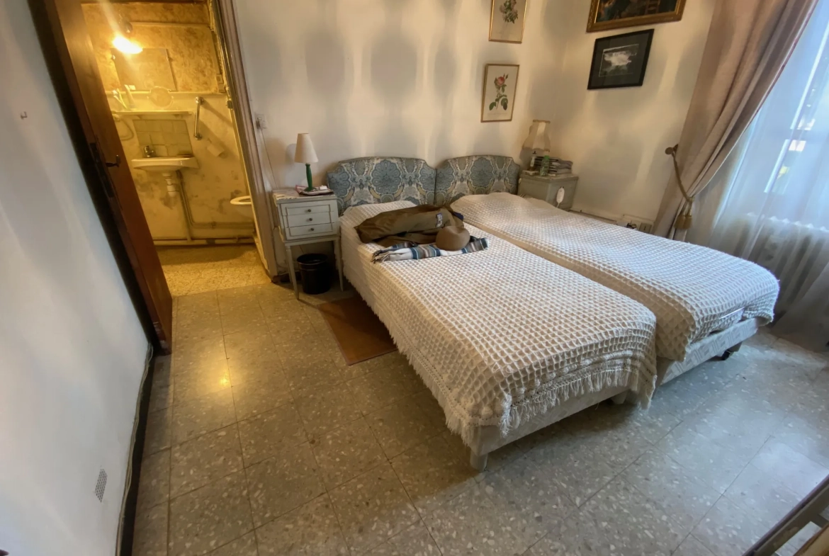 Maison à rénover proche du rempart d'Avignon avec grand jardin et grange 