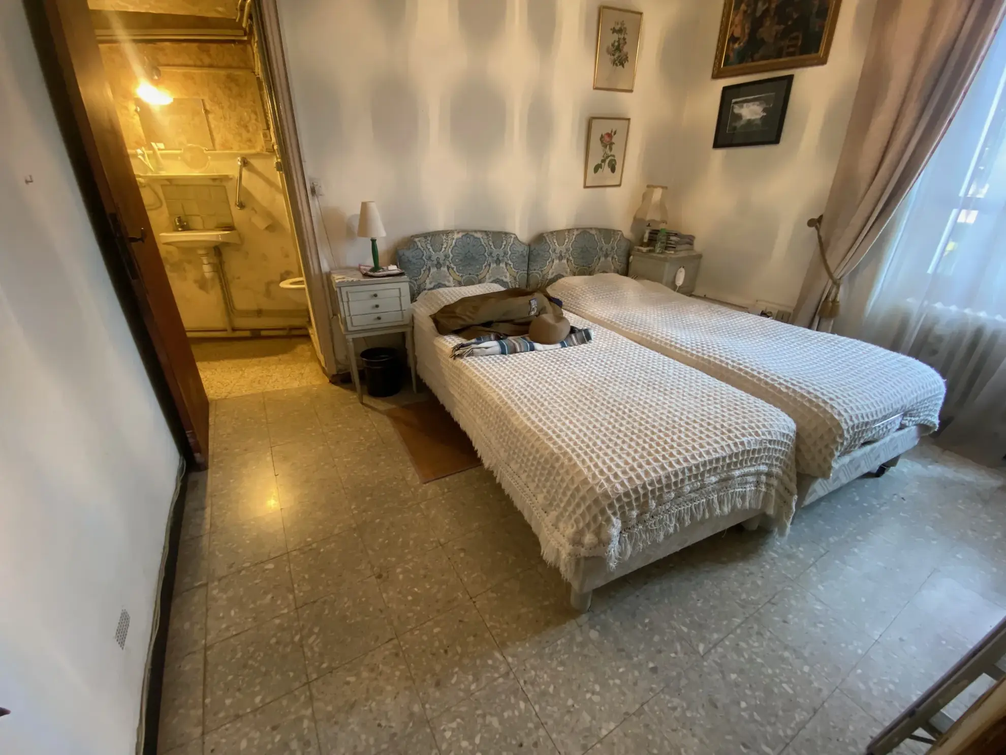 Maison à rénover proche du rempart d'Avignon avec grand jardin et grange 
