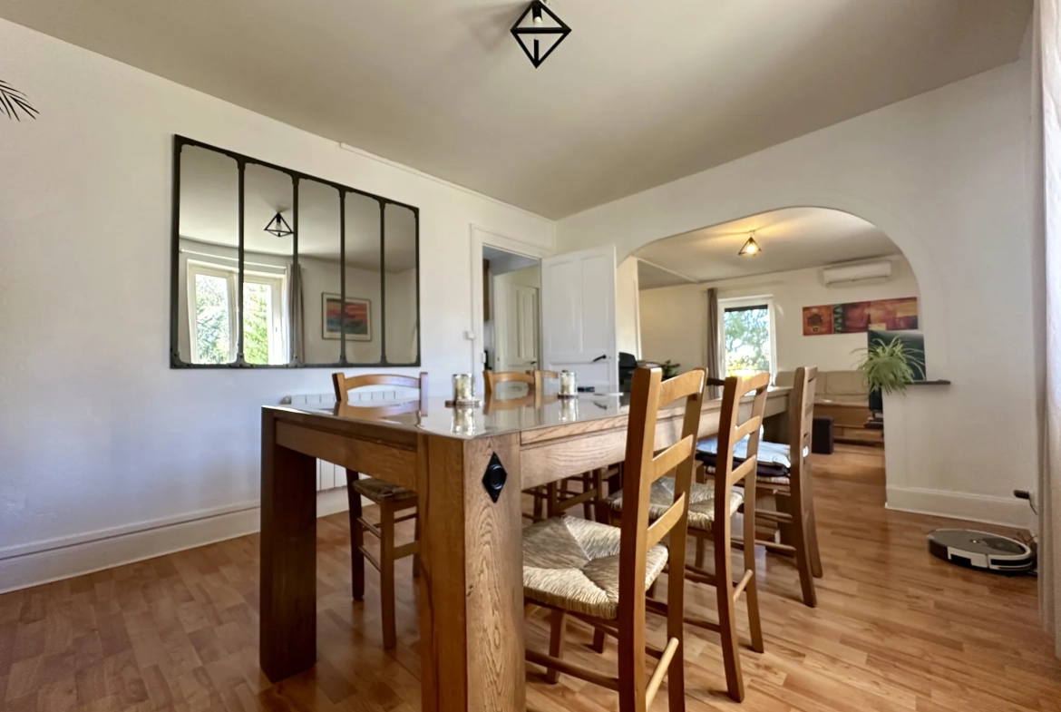 Maison à vendre à Ceyrat avec jardin, garage et rénovations modernes 