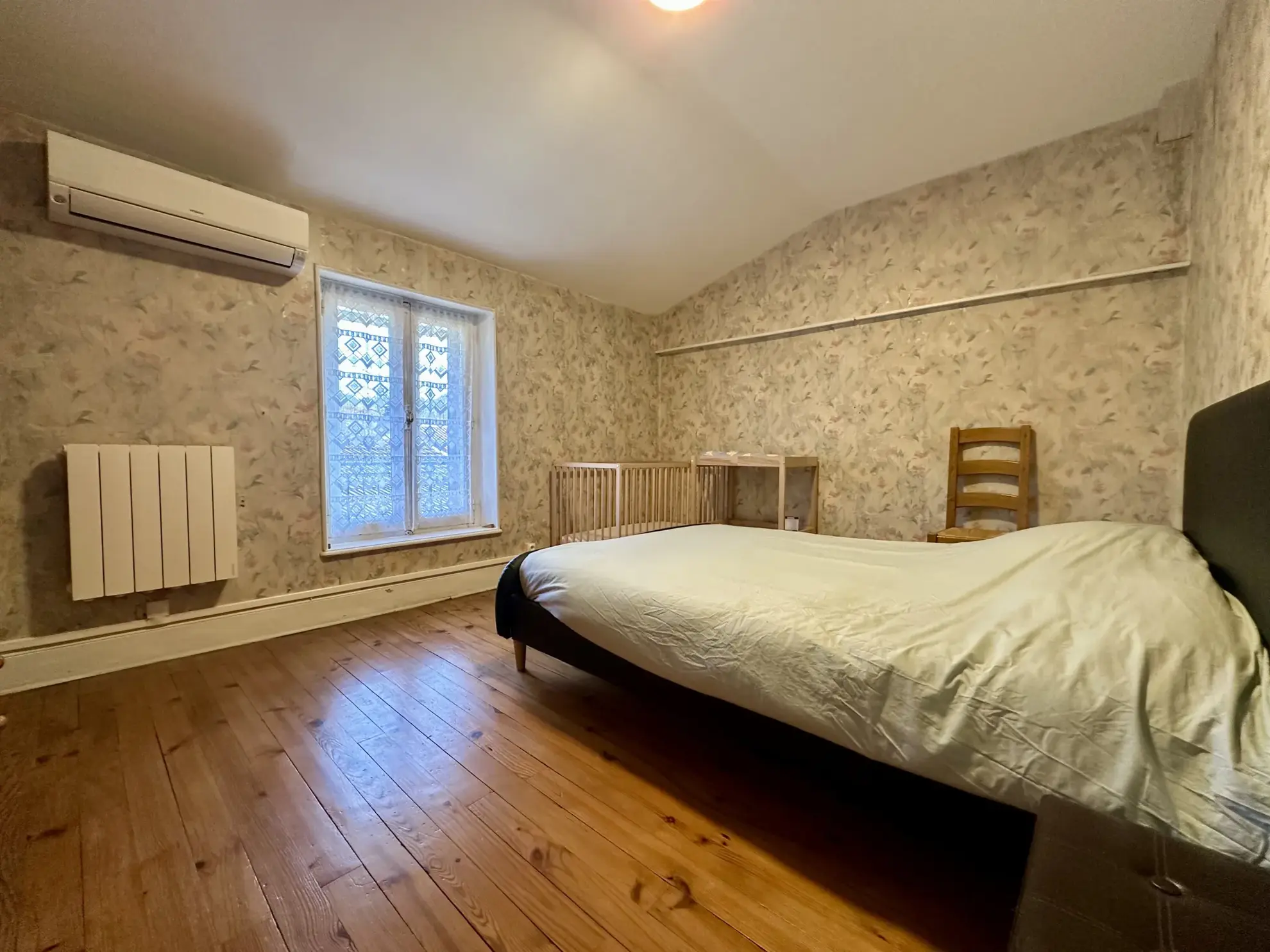 Maison à vendre à Ceyrat avec jardin, garage et rénovations modernes 
