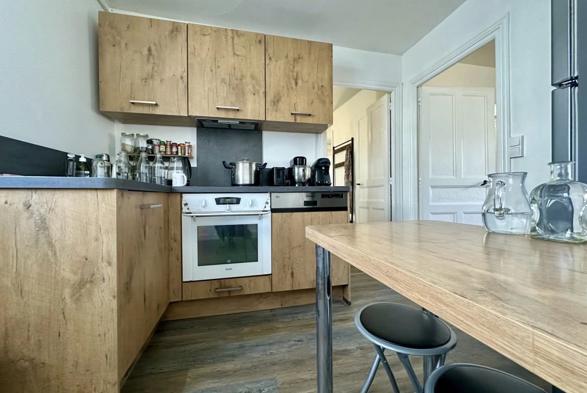 Maison à vendre à Ceyrat avec jardin, garage et rénovations modernes 
