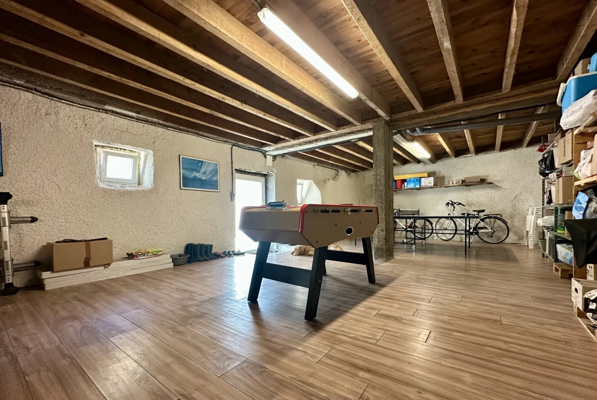 Maison à vendre à Ceyrat avec jardin, garage et rénovations modernes 