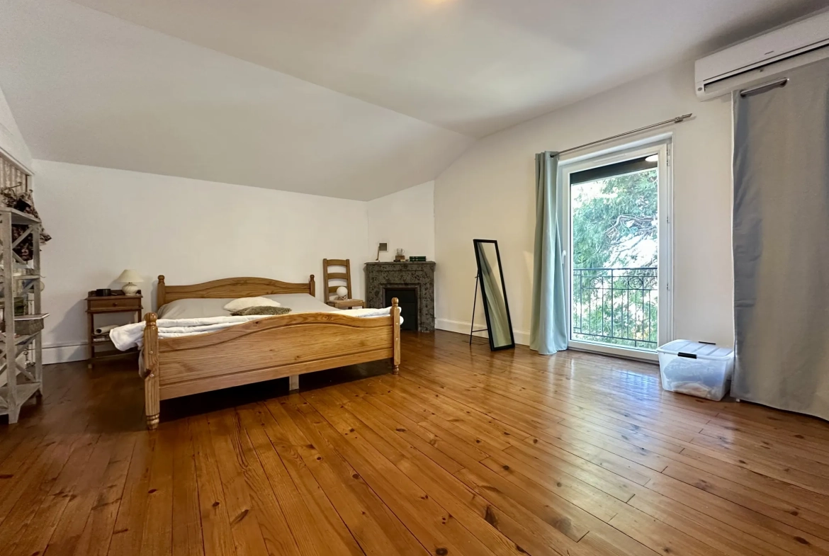 Maison à vendre à Ceyrat avec jardin, garage et rénovations modernes 