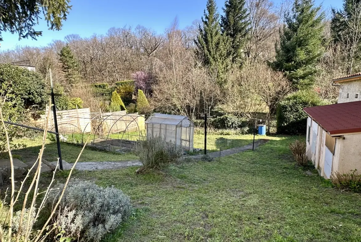 Maison à vendre à Ceyrat avec jardin, garage et rénovations modernes 