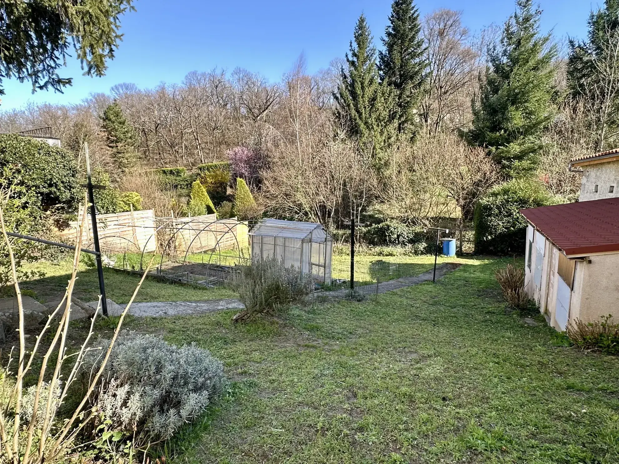 Maison à vendre à Ceyrat avec jardin, garage et rénovations modernes 