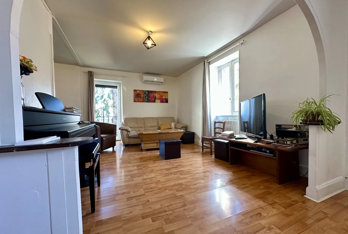 Maison à vendre à Ceyrat avec jardin, garage et rénovations modernes 