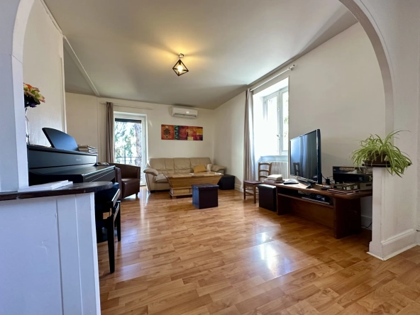 Maison à vendre à Ceyrat avec jardin, garage et rénovations modernes