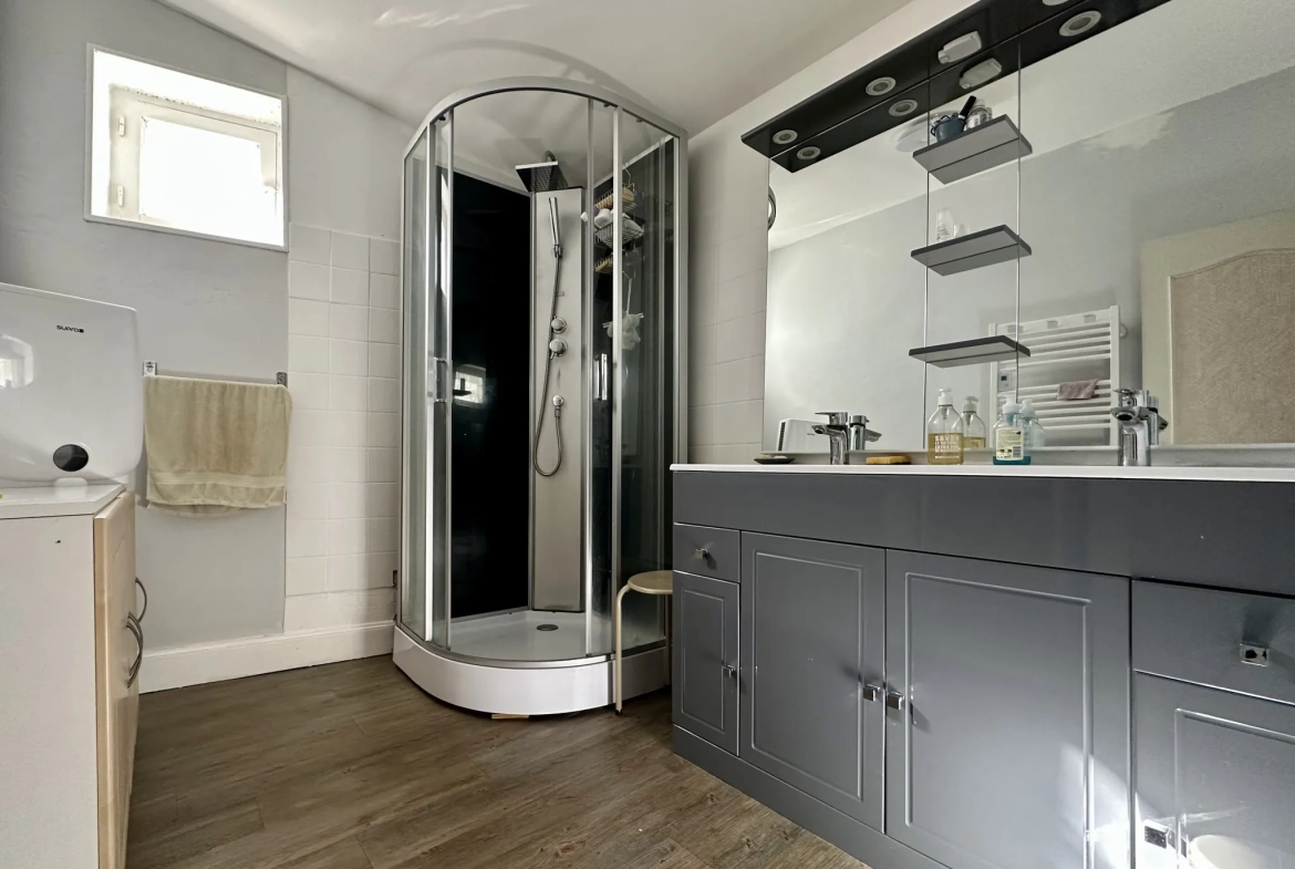 Maison à vendre à Ceyrat avec jardin, garage et rénovations modernes 