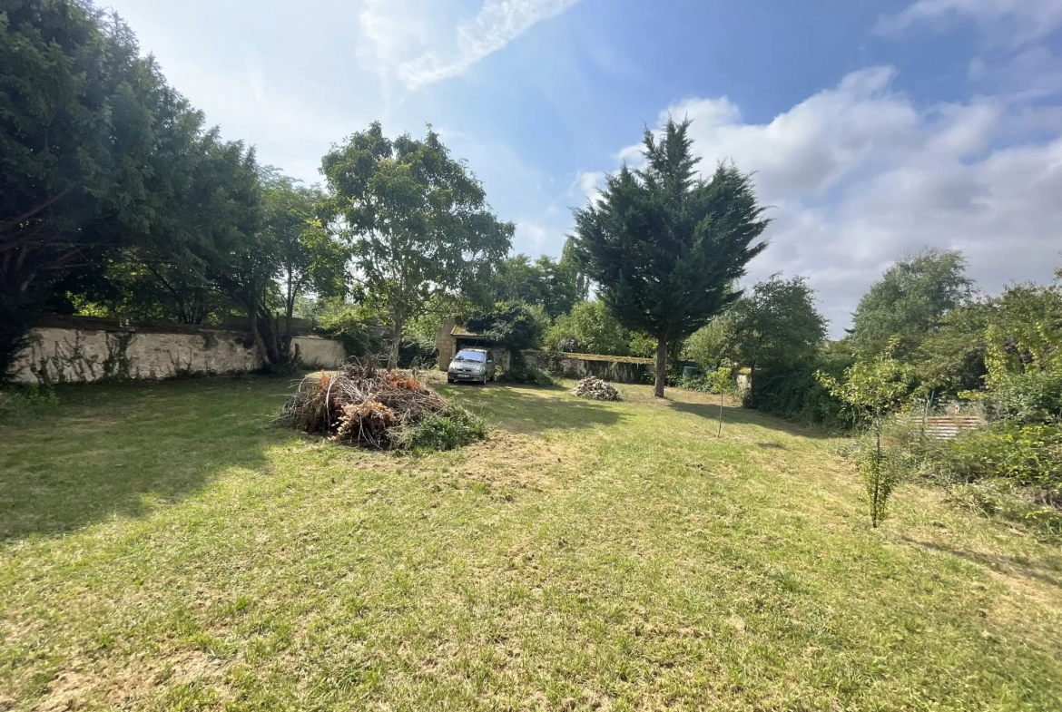 Maison de village renovée à Villeblevin avec jardin et potentiel d'aménagement 