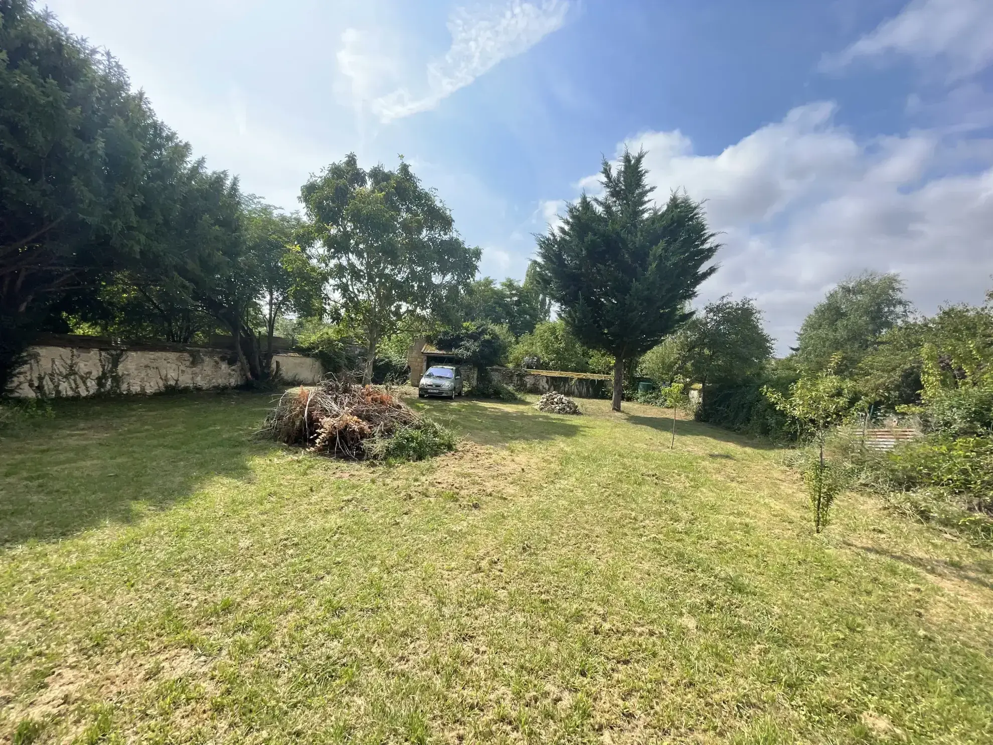 Maison de village renovée à Villeblevin avec jardin et potentiel d'aménagement 