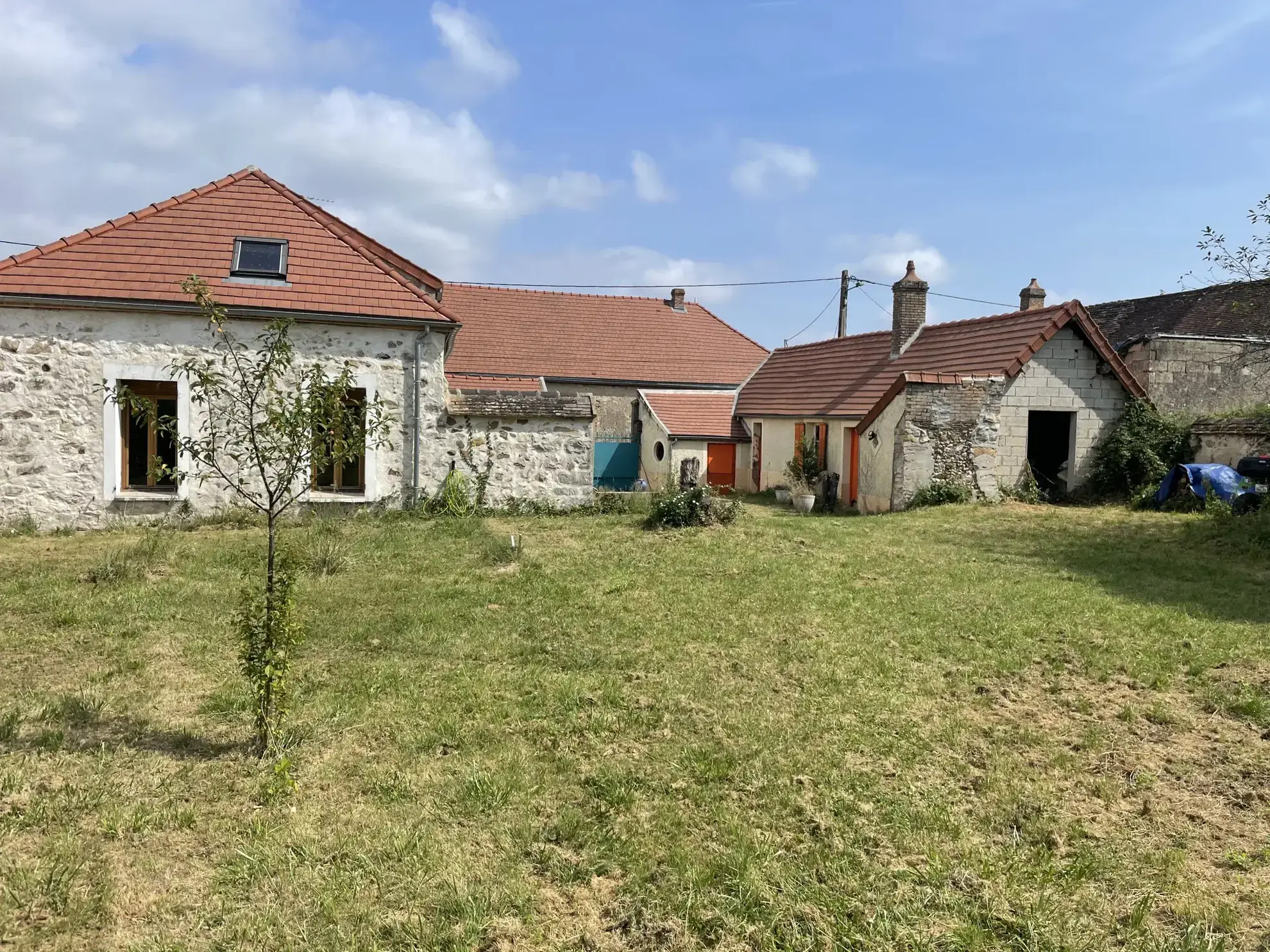 Maison de village renovée à Villeblevin avec jardin et potentiel d'aménagement 