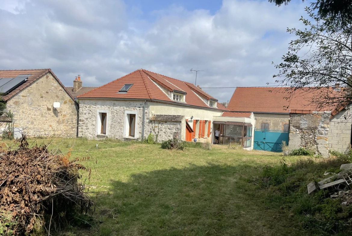 Maison de village renovée à Villeblevin avec jardin et potentiel d'aménagement 