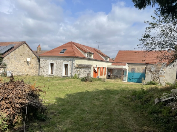 Maison de village renovée à Villeblevin avec jardin et potentiel d'aménagement
