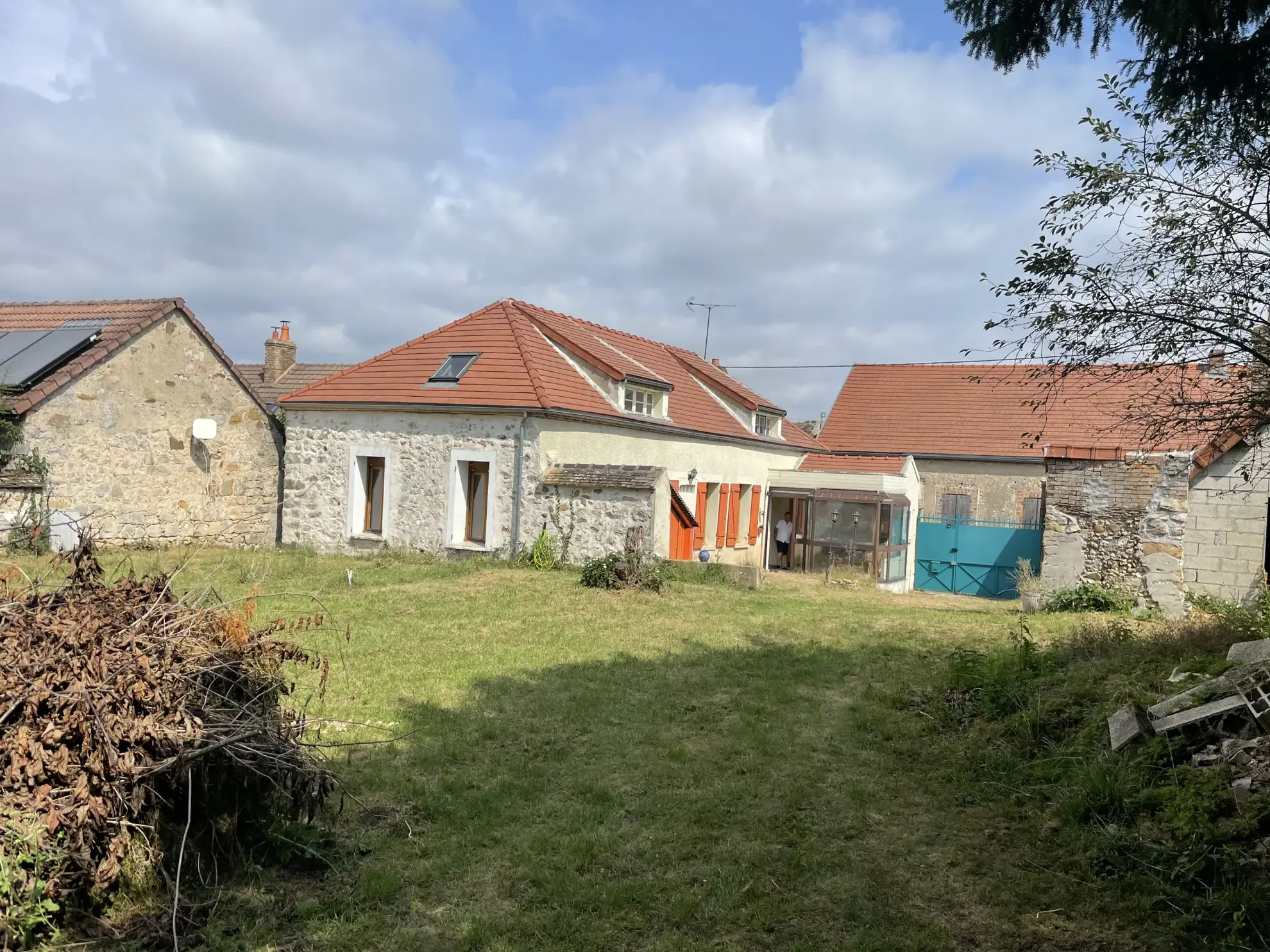 Maison de village renovée à Villeblevin avec jardin et potentiel d'aménagement 