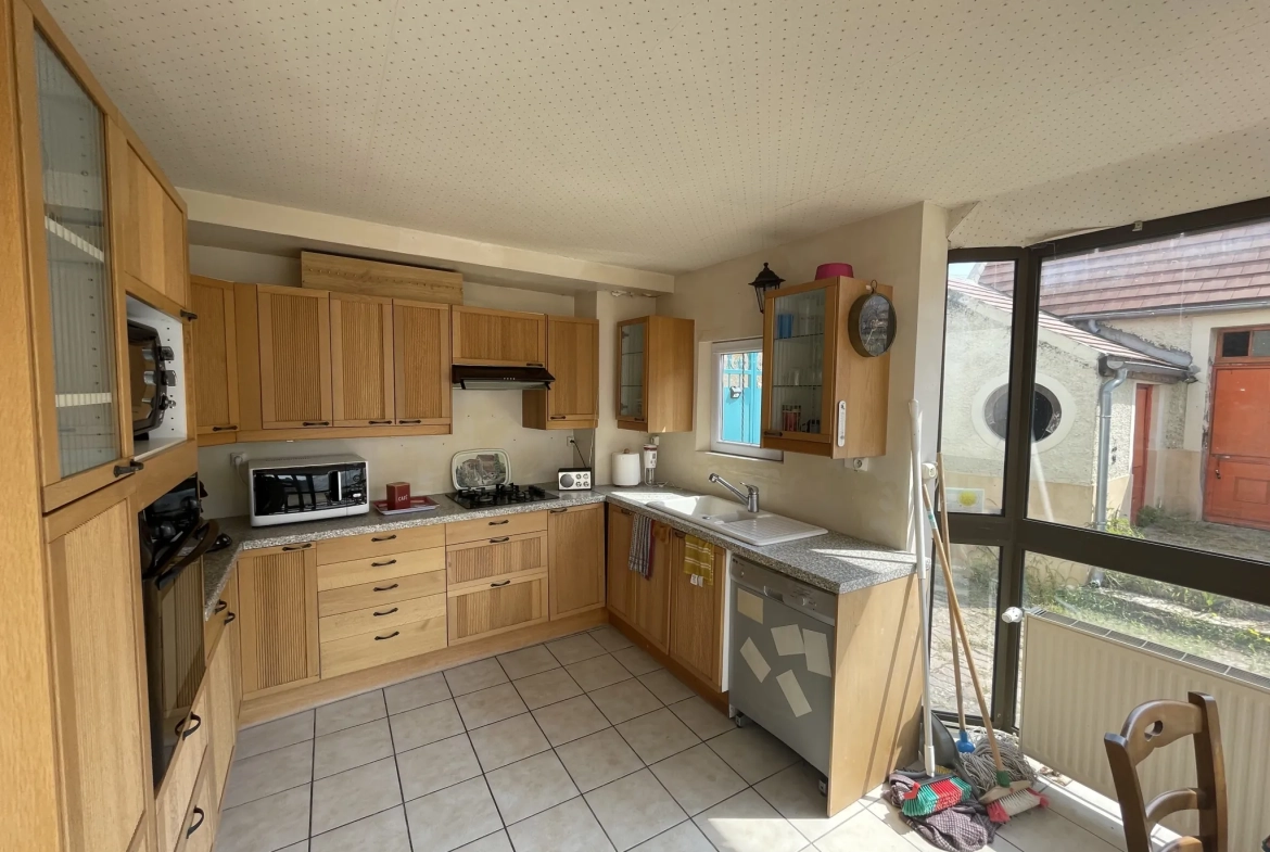 Maison de village renovée à Villeblevin avec jardin et potentiel d'aménagement 