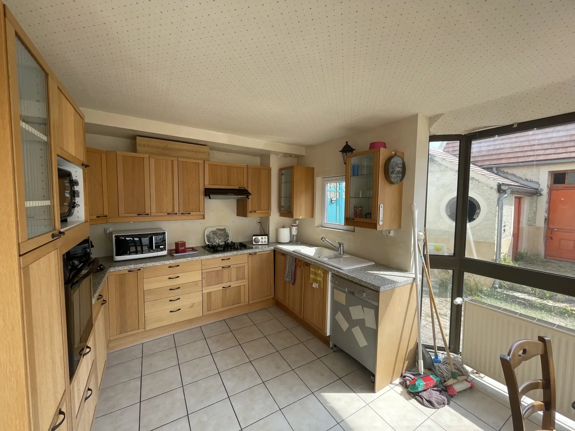 Maison de village renovée à Villeblevin avec jardin et potentiel d'aménagement 