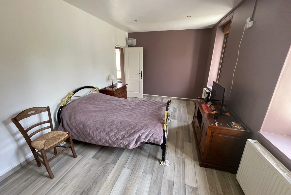 Maison de village renovée à Villeblevin avec jardin et potentiel d'aménagement 