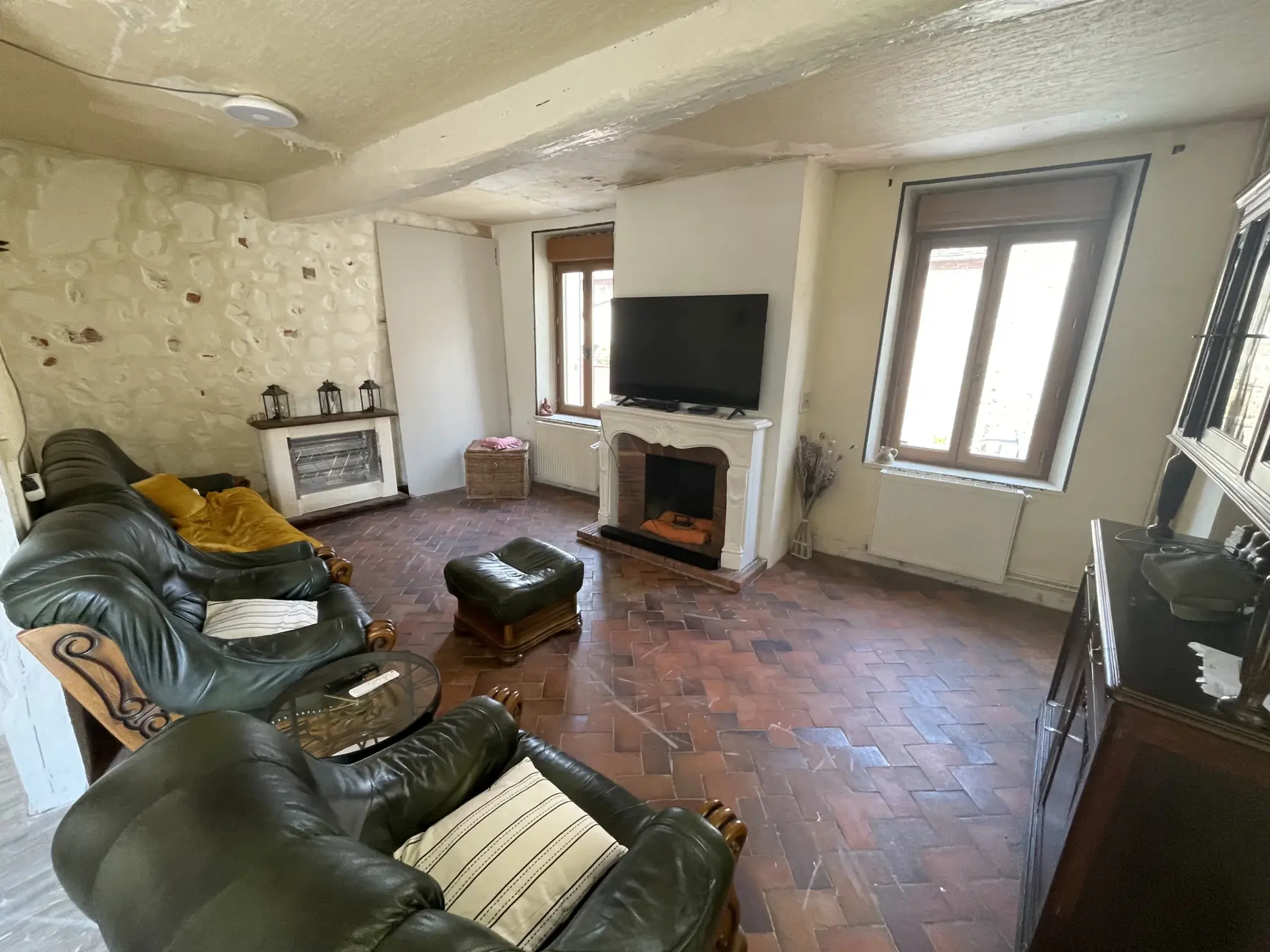 Maison de village renovée à Villeblevin avec jardin et potentiel d'aménagement 