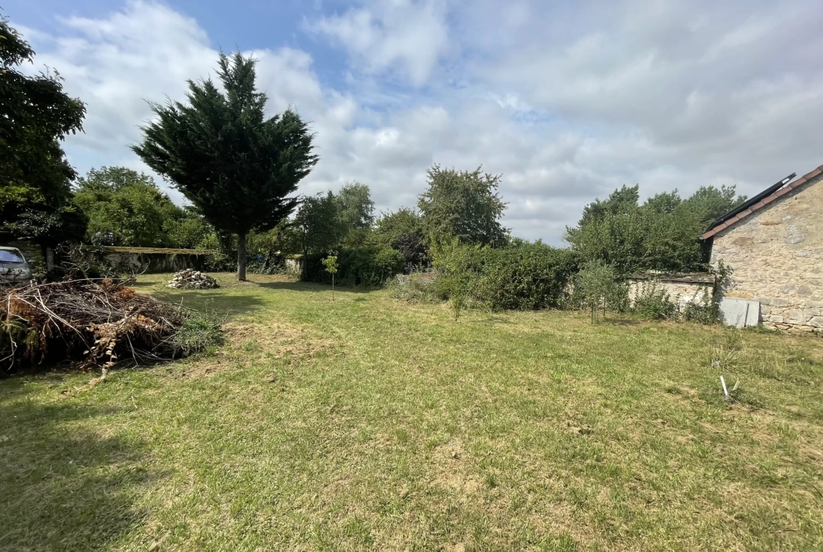 Maison de village renovée à Villeblevin avec jardin et potentiel d'aménagement 