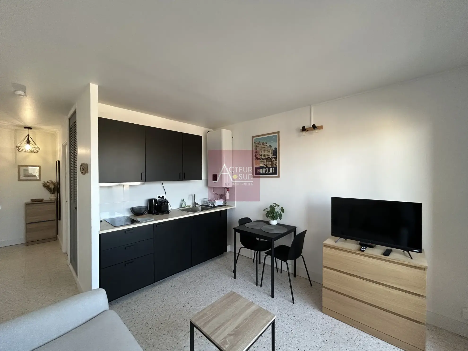 Studio rénové à vendre à Balaruc-les-Bains avec terrasse et parking privé 