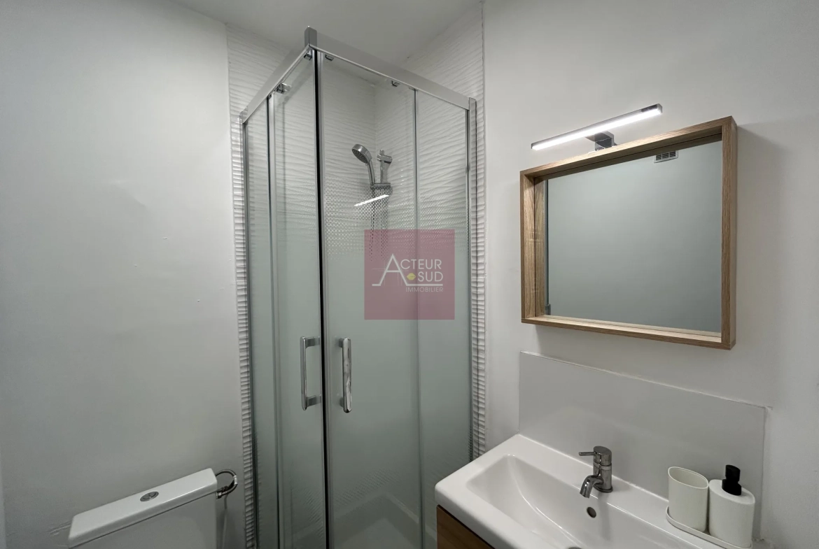 Studio rénové à vendre à Balaruc-les-Bains avec terrasse et parking privé 