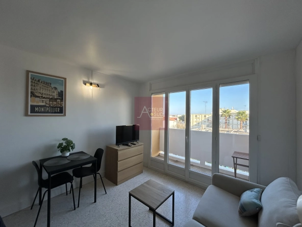 Studio rénové à vendre à Balaruc-les-Bains avec terrasse et parking privé