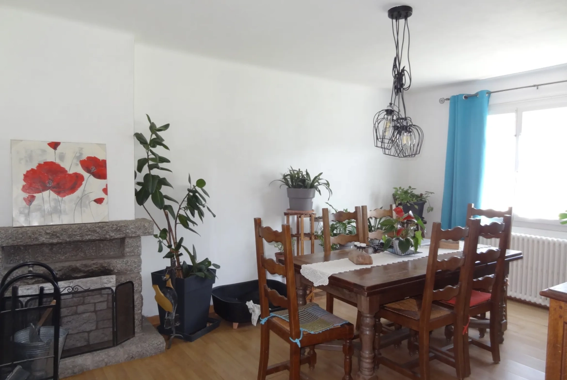 Maison de plain-pied avec jardin, garage à Saint Nicolas du Pelem 