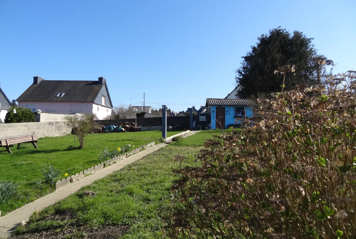 Maison de plain-pied avec jardin, garage à Saint Nicolas du Pelem 