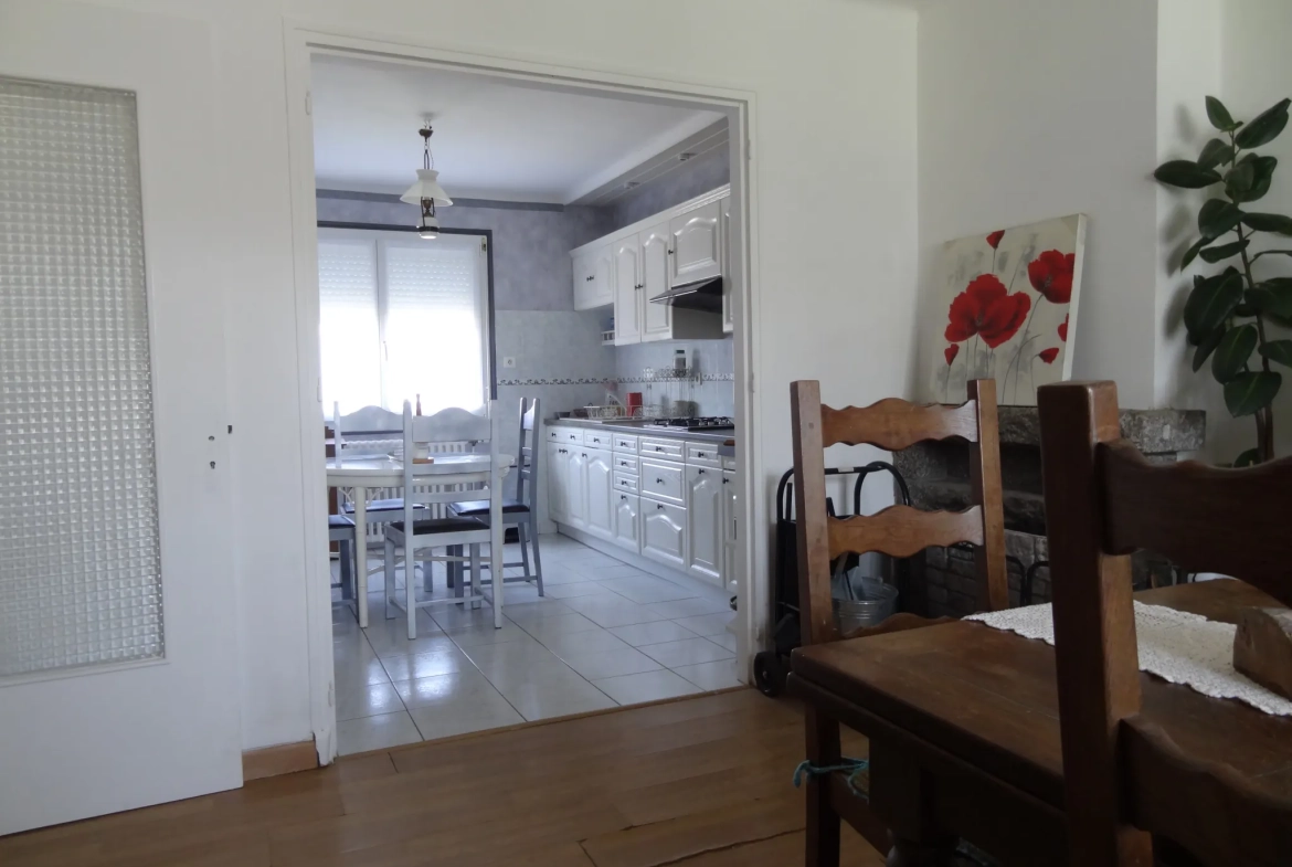 Maison de plain-pied avec jardin, garage à Saint Nicolas du Pelem 