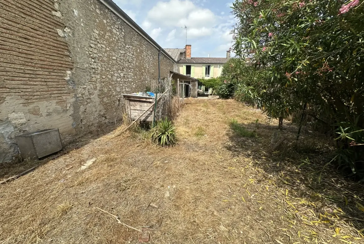 Maison en pierre avec grand garage à Sainte-Bazeille 47180 - Opportunité rare 