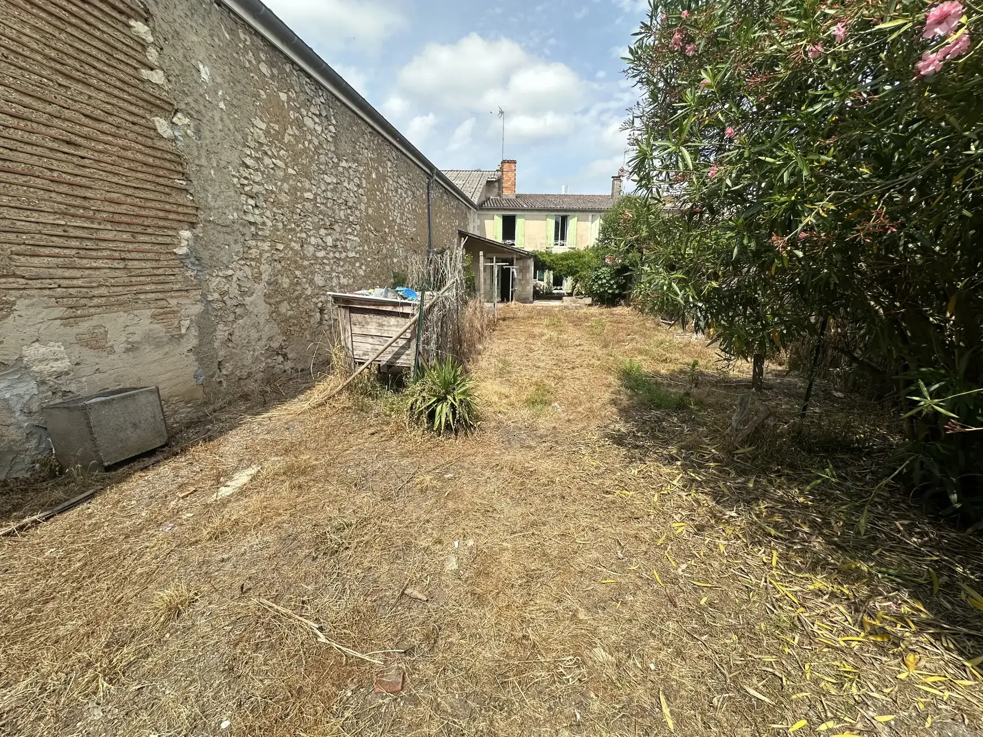 Maison en pierre avec grand garage à Sainte-Bazeille 47180 - Opportunité rare 