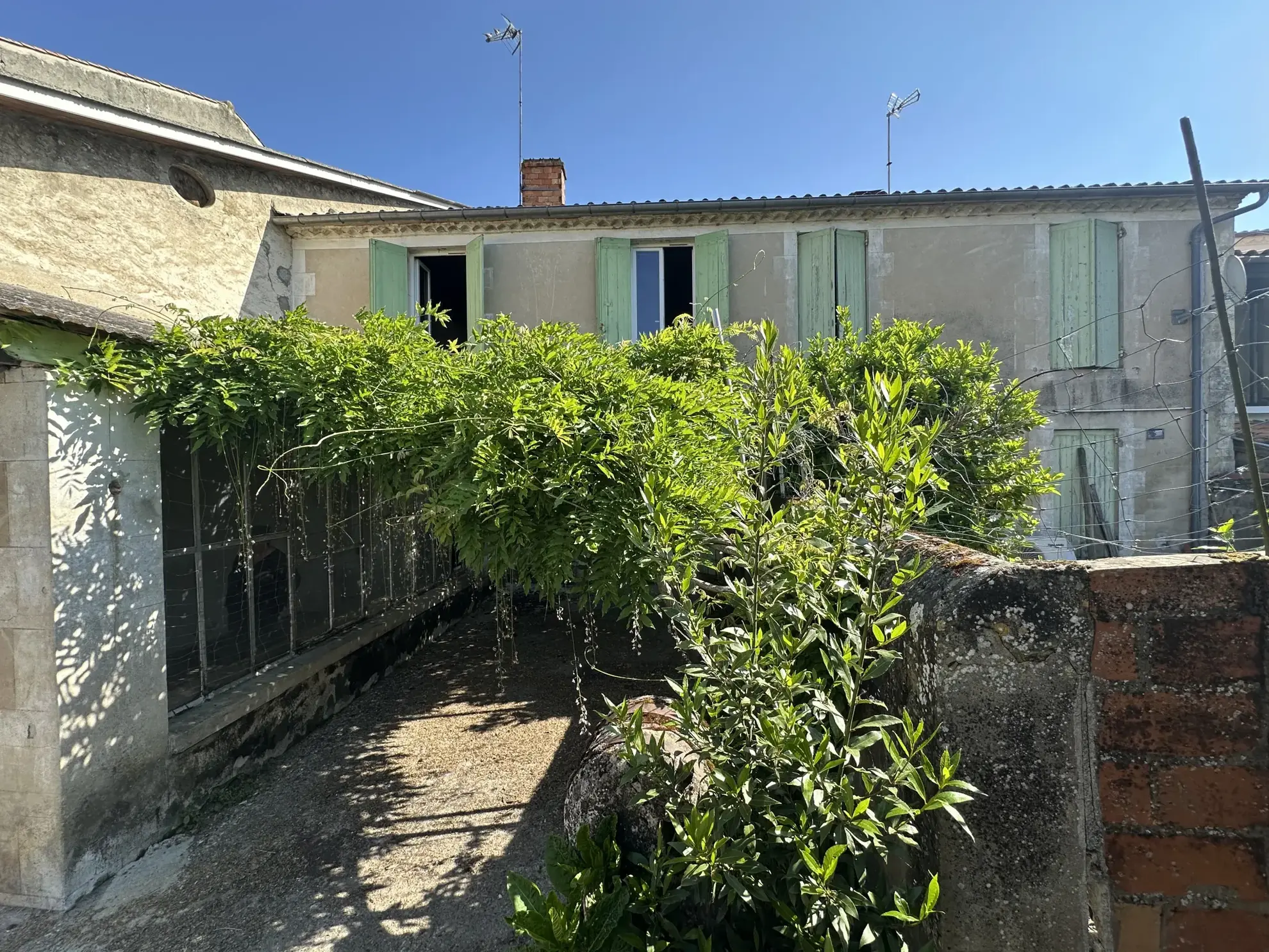 Maison en pierre avec grand garage à Sainte-Bazeille 47180 - Opportunité rare 