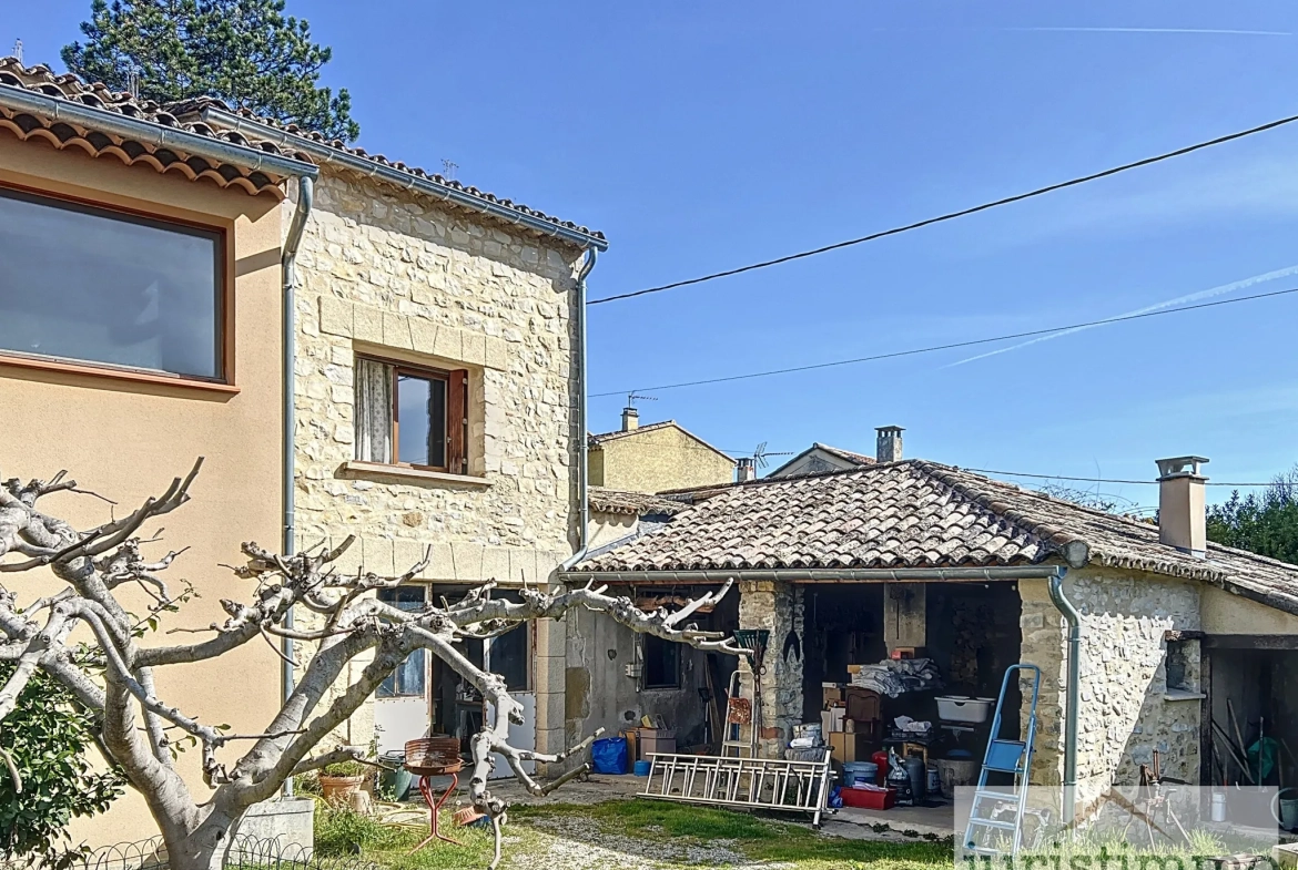 Maison en pierre avec jardin, dépendances et garage à Vaison-la-Romaine 