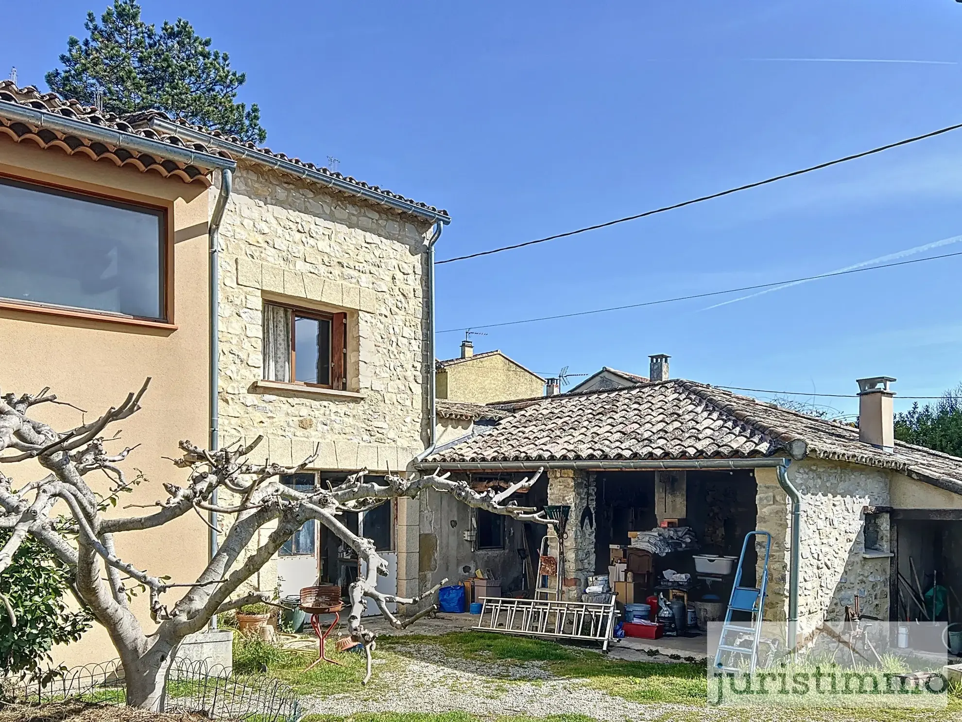 Maison en pierre avec jardin, dépendances et garage à Vaison-la-Romaine 