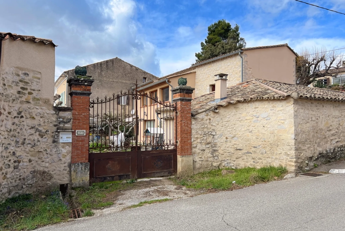 Maison en pierre avec jardin, dépendances et garage à Vaison-la-Romaine 