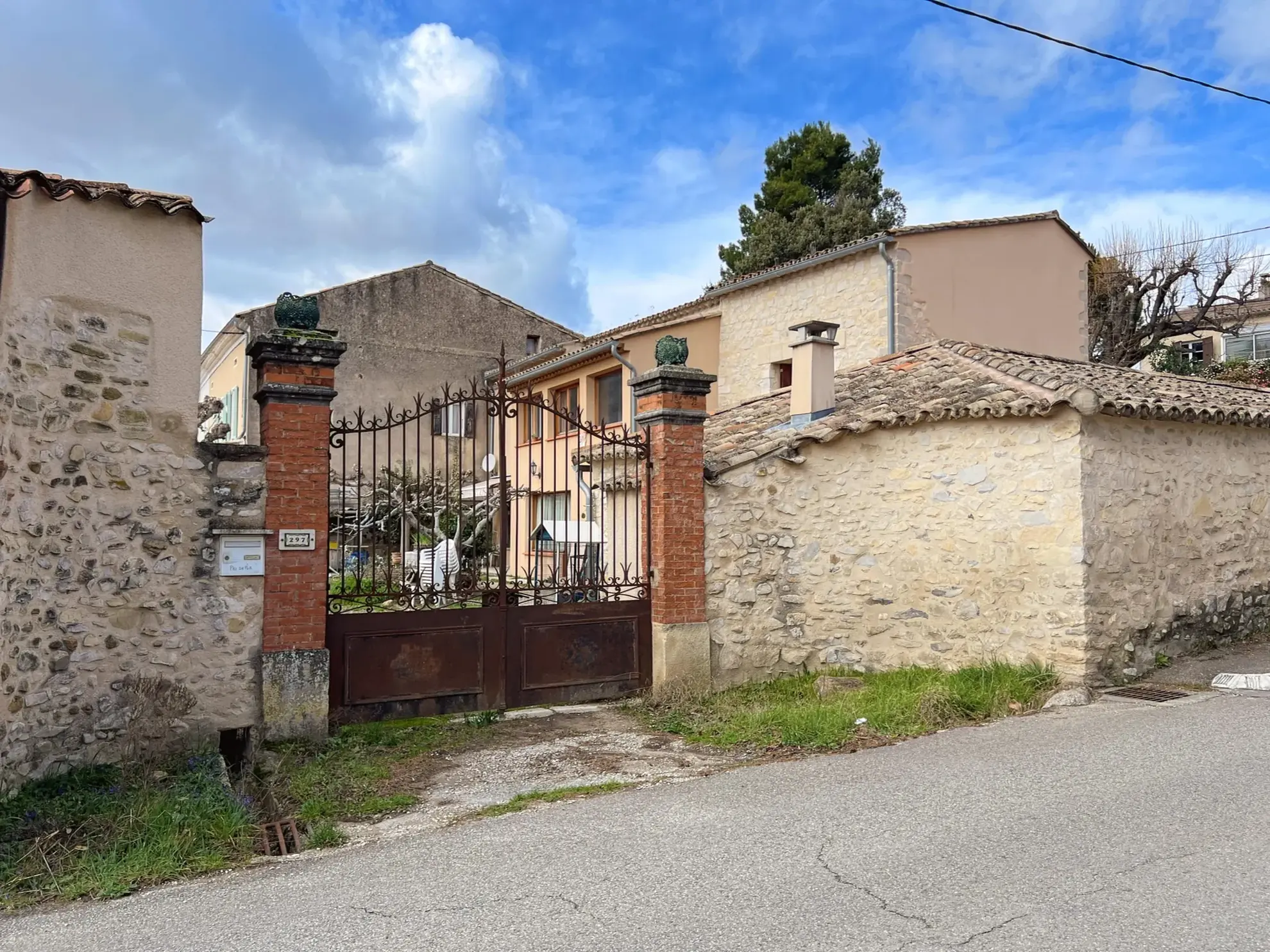 Maison en pierre avec jardin, dépendances et garage à Vaison-la-Romaine 