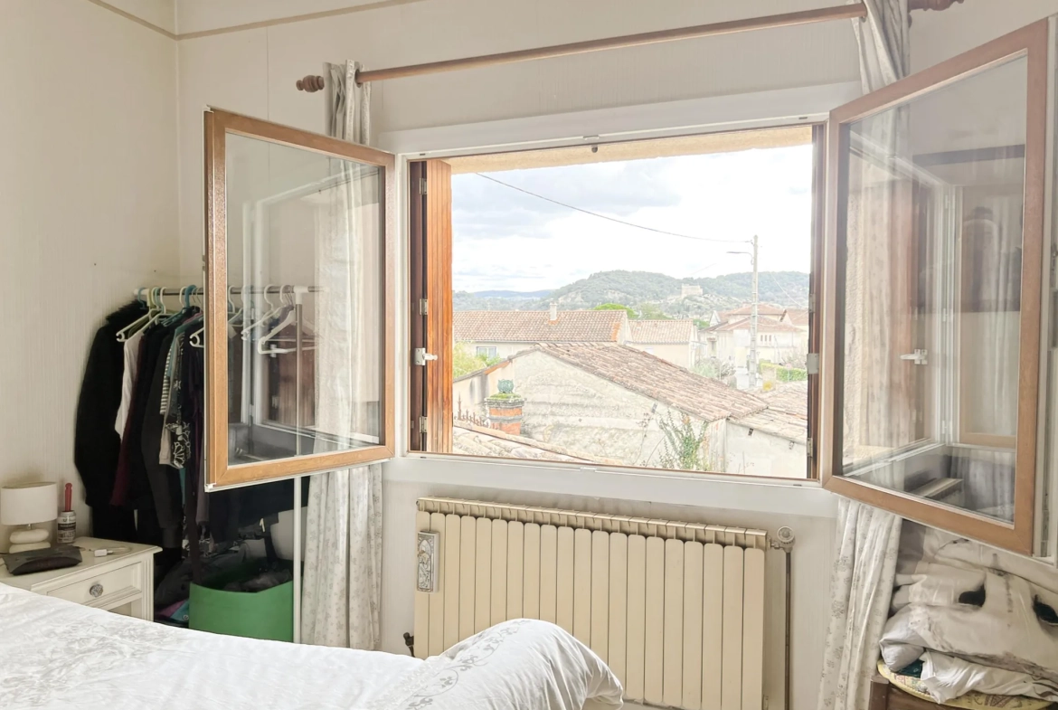 Maison en pierre avec jardin, dépendances et garage à Vaison-la-Romaine 