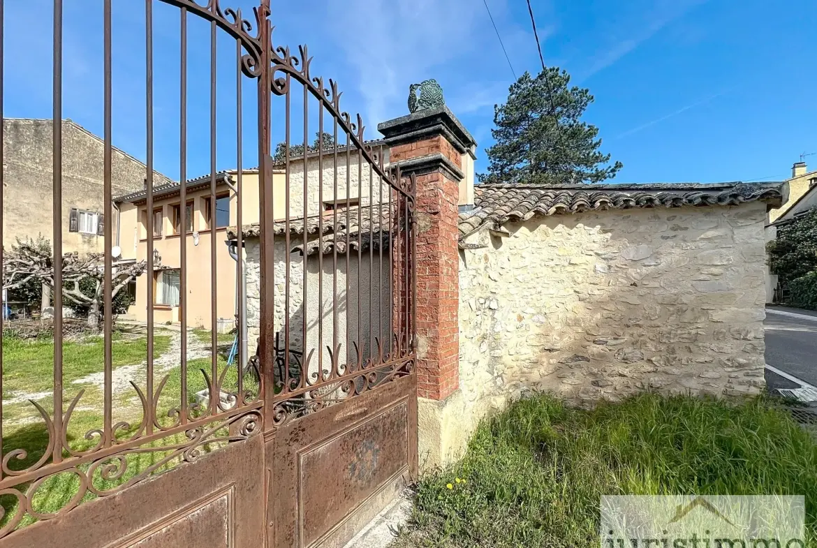 Maison en pierre avec jardin, dépendances et garage à Vaison-la-Romaine 